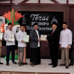 Wali Kota Pasuruan, Saifullah Yusuf, saat menerima 475 sertifikat aset tanah.