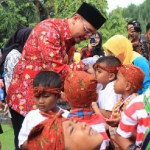 Plt Wali Kota Pasuruan Raharto Teno dan Plt. Kepala Dinas Pendidikan dan Kebudayaan Ir. Siti Zuniati, M.M. saat menyalami anak-anak peserta lomba.