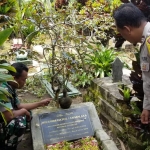Petugas dari TNI-Polri saat mengecek Makam Tan Malaka. Foto: Ist.