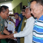 Pangdam V/Brawijaya, Mayjen TNI Wisnoe PB dijabat erat warga yang memanfaatkan pengobatan gratis dari Kodam V Brawijaya.