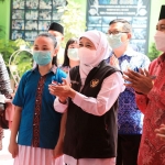 Gubernur Jawa Timur, Khofifah Indar Parawansa, saat meninjau pelaksanaan vaksinasi Covid-19 untuk anak usia 6-11 tahun di Ngawi.