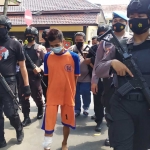 Penjual cilok pembobol sekolah di Jombang saat digiring polisi 