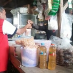 Masyarakat saat membeli minyak goreng di Pasar Pramuka Tuban.