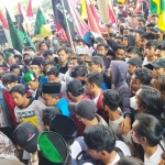 Ribuan mahasiswa memadati Gedung DPRD Jember menyuarakan penolakan kenaikan harga BBM.