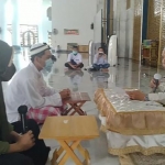 Selfi Agustin Nawa Gah dan Bimo Tanu Witoko saat ikrar dua kalimat syahadat yang dituntun KH Abdul Hamid Abdullah di Masjid Nasional Al-Akbar Surabaya, Jumat (12/2021). foto: mma/ bangsaonline.com
