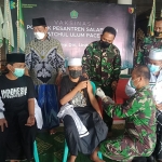 Kodim 0815/Mojokerto melaksanakan vaksinasi terhadap para santri di Pondok Pesantren Salafiyyah Fatchul Ulum, Pacet, Selasa (31/8/2021). (foto: ist)