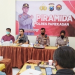 Kasatreskrim Polres Pamekasan AKP Tomy Prambana saat menggelar acara Ngopi Bareng Media (Piramida) yang juga dihadiri Kapolres Pamekasan AKBP Roqib Triyanto di Kantor Humas Polres Pamekasan, Kamis (27/1/2022).