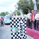 Gubernur Khofifah saat melepas rombongan Parade Volkswagen (VW) Sumpah Pemuda se-Jawa Bali di Kompleks Istana Gebang Kota Blitar, Sabtu (28/10/2023).