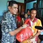 Bupati Nganjuk Drs H Taufiqqurohman memberikan bantuan kepada korban tanah longsor di Desa Ngetos. (Soewandito/BANGSAONLINE)