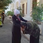 Amas Ayudianto sungkem kepada Gubernur Jawa Timur Khofifah Indar Parawansa yang menemuinya di Gedung Negara Grahadi. foto: ist.