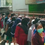 Antrean warga yang hendak membeli minyak goreng dengan harga Rp14 ribu per liter di Panggungrejo, Kota Pasuruan.