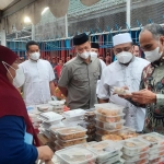 Plt. Kakanwil Kemenkumham Jatim Wisnu Nugroho Dewanto saat meninjau stan dalam bazar Festival Ramadan.