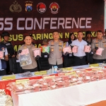 Kapolda Jatim Irjen Pol Imam Sugianto dan Kapolrestabes Surabaya memamerkan barang bukti 144 kg sabu.
