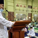Prof. Dr. KH. Asep Saifuddin Chalim, M.A. saat memberikan ceramah sesaat sebelum salat jamaah tarawih di Masjid Agung Batam, Selasa (27/4/2021). foto: mma/ bangsaonline.com