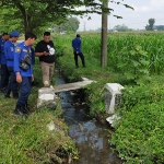 Petugas Damkar Kabupaten Blitar saat menyisir lokasi tewasnya warga Nglegok yang dililit ular sepanjang 4 meter.