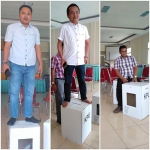 Ketua KPU Bangkalan Fauzan Jakfar uji ketahanan dengan berdiri di atas Kotak Suara yang terbuat dari karton.