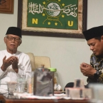 Wali Kota Kediri Abdullah Abu Bakar (kanan) saat sowan ke Pengasuh Pondok Pesantren Assa’idiyyah KH. Anwar Iskandar. Foto: Ist.