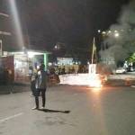 Aktivis HMI Cabang Makassar memblokade Jl Botolembangan yang terletak di depan Sekretariat HMI Cabang Makassar dari siang hingga malam hari.