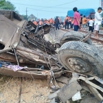 Kondisi truk gandeng saat tertabrak kereta api di Jombang.
