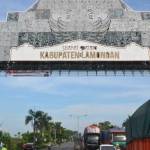 SENILAI RP 3 MILIAR: Gapura Paduraksa di gerbang masuk Kabupaten Lamongan yang berbatasan dengan Kabupaten Gresik. foto: nurqomar/