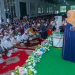 Ketua Umum PP Muslimat NU, Khofifah Indar Parawansa, saat silaturahmi dengan belasan ribu masyarakat dan petani tembakau di Pamekasan.