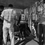 Petugas saat mengevakuasi korban tewas yang masuk ke dalam tandon air di Surabaya.