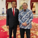 Ketua DPD RI AA La Nyalla Mahmud Mattalitti foto bersama Presiden RI Joko Widodo di Istana Merdeka, Jakarta, Kamis (23/1) pagi.