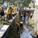 Masyarakat dari berbagai elemen saat bersih-bersih sungai dalam rangka Hari Lingkungan Hidup Sedunia.