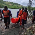 Tim SAR saat mengevakuasi jasad korban truk terseret banjir yang ditemukan Kamis (27/10/2022).