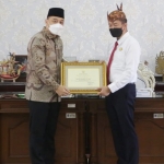 Wali Kota Surabaya Eri Cahyadi bersama Kepala Kejari Surabaya, Anton Delianto.