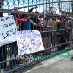 Warga Desa Rejoso Kecamatan Binangun Kabupaten Blitar menggelar aksi demo, terkait pembangunan pabrik gula yang diduga menyerobot jalan desa. foto: AKINA/ BANGSAONLINE