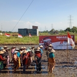 Suasana upacara di tengah sawah yang digelar petani Desa Masangan. Upacara itu dihadiri Ketua DPRD Pasuruan Sudiono Fauzan.