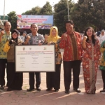 Kepala Disdik Tuban Nur Khamid, bersama Kepala Sekolah SMPN 6 Tuban Fathul Muin dan dewan guru saat mendeklarasikan Sekolah Ramah Anak.