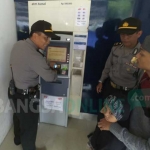 Polisi saat melakukan pemeriksaan mesin ATM di sekitar Ponpes Tebuireng, Jombang, Senin (19/3/2018). foto: RONY S/ BANGSAONLINE