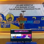 Kakanwil DJP Jatim II, Agustin Vita Avantin, saat membuka Lelang Serentak Eksekusi Aset Sitaan. Foto: MUSTAIN/BANGSAONLINE