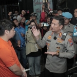Raymond Enovan saat dimintai keterangan oleh Kapolresta Malang Kota Kombes Pol. Budi Hermanto.