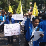 PMII cabang Ngawi gelar aksi demo di depan gedung DPRD Kabupaten Ngawi, Selasa (6/9/2022)