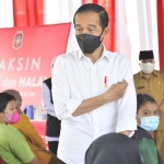 Presiden Jokowi saat meninjau vaksinasi di PIPP Kota Blitar.