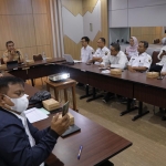 Sekretaris Daerah Kota Kediri Bagus Alit (tengah) saat memimpin rapat. Foto: Ist.