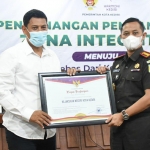 Wali Kota Kediri Abdullah Abu Bakar (kiri) saat menyerahkan piagam penghargaan kepada Kepala Kejaksaan Negeri Kota Kediri Sofyan Selle. foto: ist.
