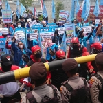 Ratusan Massa dari Serikat Pekerja Gresik saat menggeruduk PT GMCP. Foto: SYUHUD/BANGSAONLINE