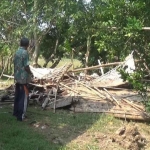 Sebuah mushola di Desa Karangtinoto, Kecamatan Rengel, Tuban, yang rusak akibat puting beliung.