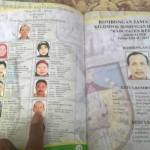 Rochmani bersama data-data rombongan jamaah haji asaal Kabupaten Kediri. foto: arif kurniawan/BANGSAONLINE