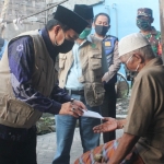 BANTUAN: Wabup Nur Ahmad memberikan bantuan kepada warga tidak mampu, di Kelurahan Sekardangan Sidoarjo, Minggu (3/5). foto: ist