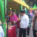 BERDAYAKAN UMKM: Bupati Saiful Ilah didampingi Kapolresta dan Kadisnaker Sidoarjo saat meninjau stan May Day Expo, di Alun-alun Sidoarjo, Sabtu (27/4). foto: MUSTAIN/ BANGSAONLINE