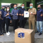 Partai NasDem Kota Probolinggo memberikan sumbangan baju alat pelindung diri (APD) kepada Rumah Sakit dr. Muhamad Saleh. (foto: ist)