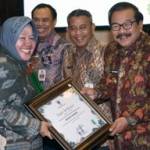 Wali Kota Surabaya Tri Rismaharini menerima penghargaan K3 di Grahadi kemarin. (Nisa/BANGSAONLINE)