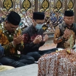 Guz Jazil beserta putranya dan H. Syafiuddin saat berdoa di Maqbaroh Syaichona Kholil, Rabu (19/8) malam.