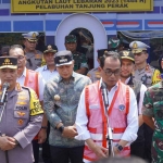 Kapolri Jenderal Polisi Listyo Sigit Prabowo bersama Menteri Perhubungan, Budi Karya Sumadi saat memantau arus mudik via jalur laut di Pelabuhan Tanjung Perak Surabaya, Rabu (19/4/2023).
