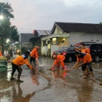 Petugas dari BPBD Kota Kediri ketika membersihkan bekas banjir. foto: ist.